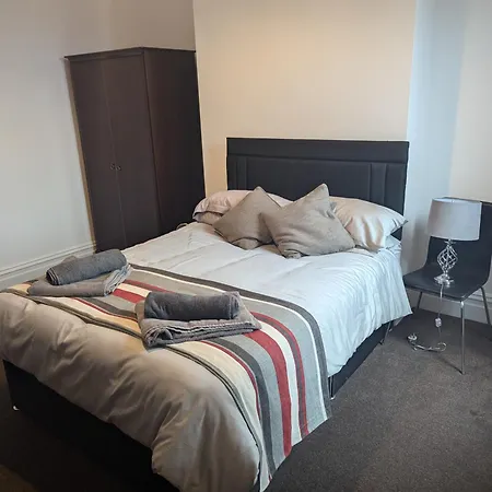Qs57 Large 5 Bedroom Terrace House *